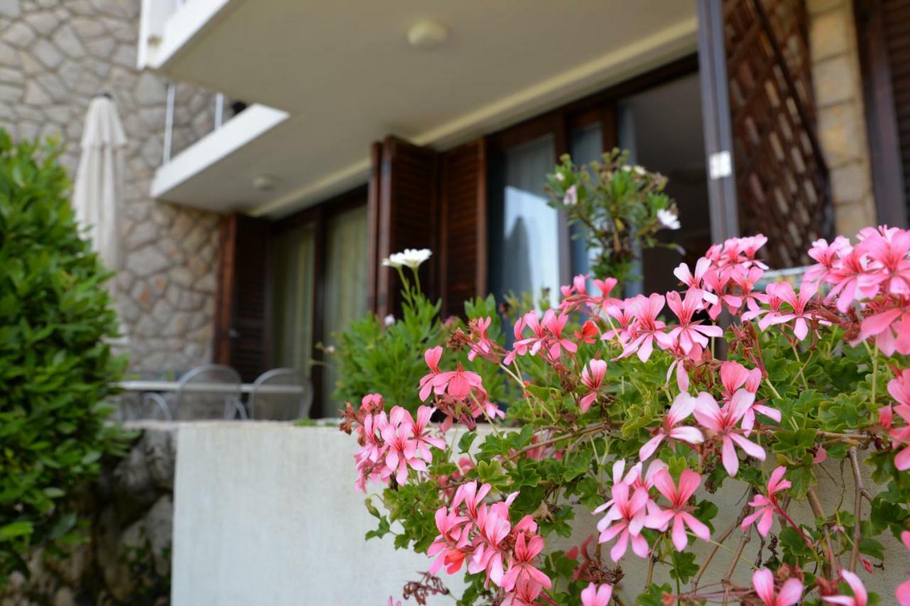 Apartments Palma & Pino Cres Exterior foto